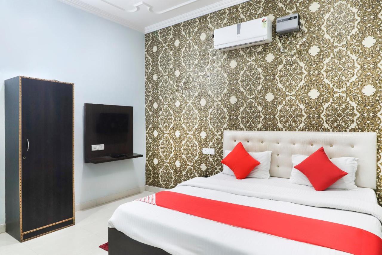 Oyo 70489 Hotel Tajvar Siwān Buitenkant foto